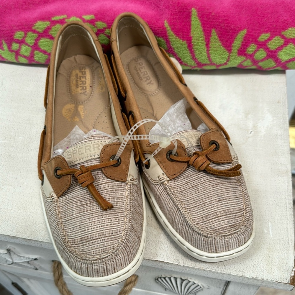 NWOT, Sperry tan khaki plaid boat shoes. Women’s size 9.